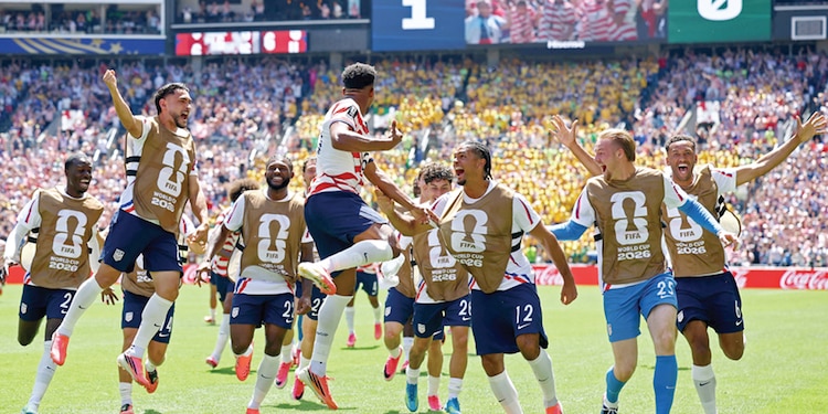 JUGADORES de Estados Unidos celebran un gol, ayer