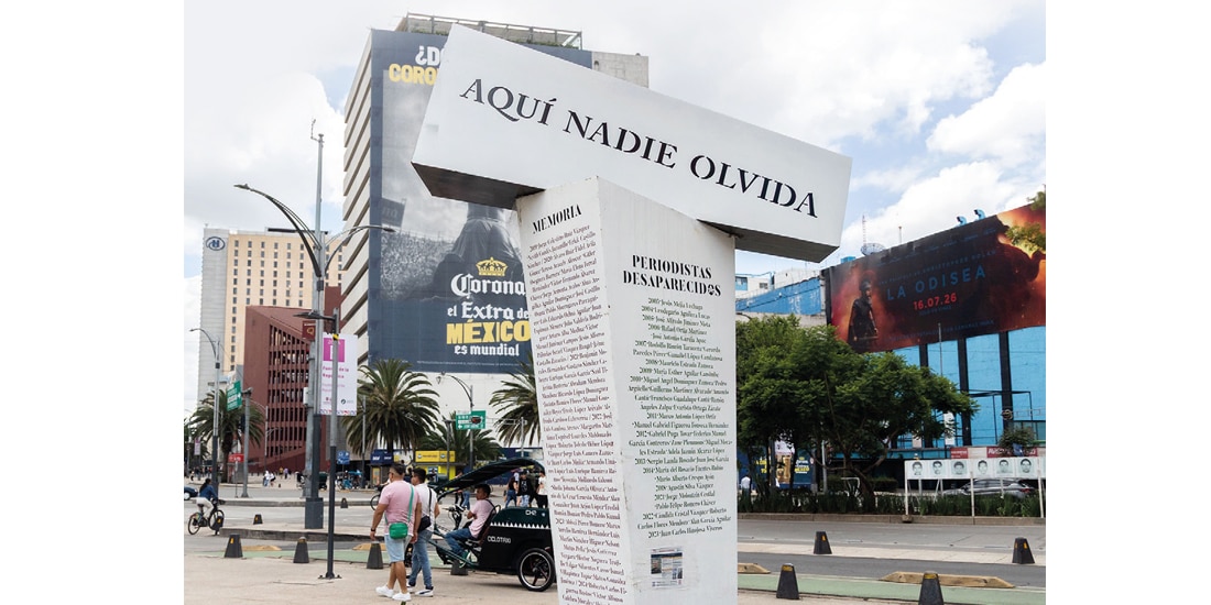 UN ANTIMONUMENTO con nombres de periodistas ausentes, colocado el domingo en la CDMX.