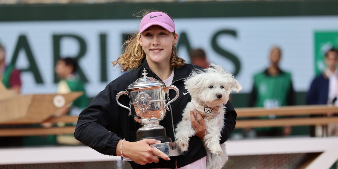 Mirra Andreeva celebra su título de Roland Garros con su moscota