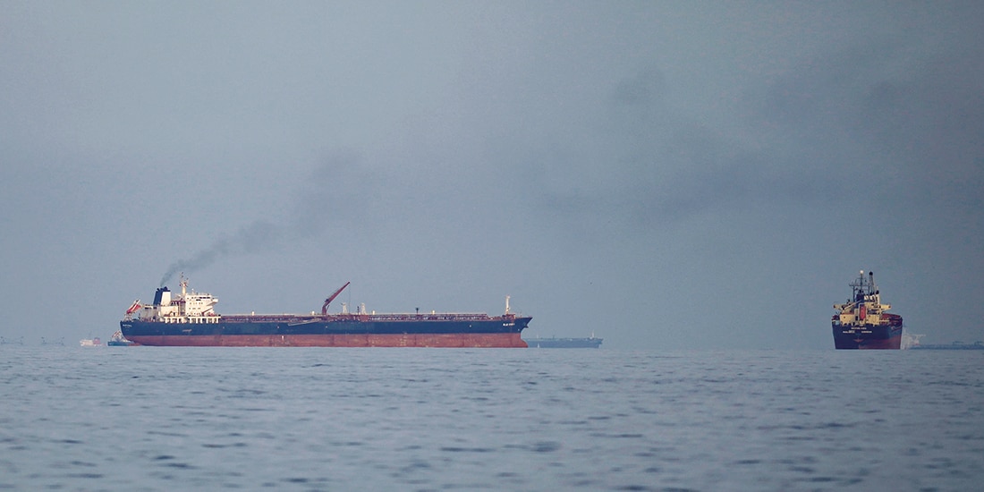 Buques petroleros y de carga se alinean en el estrecho de Ormuz, visto desde Khor Fakkan, Emiratos Árabes Unidos, el 11 de marzo.