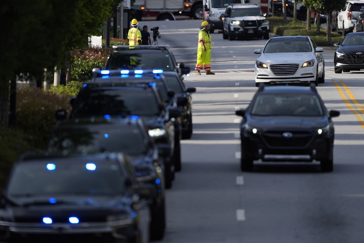 Vehículos de la Policía de Atlanta se dirigen al lugar de los hechos para atender emergencia.