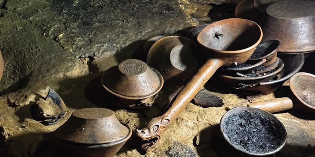 La cueva alberga cajetes y urnas con figuras humanas y de animales.