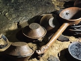 La cueva alberga cajetes y urnas con figuras humanas y de animales.