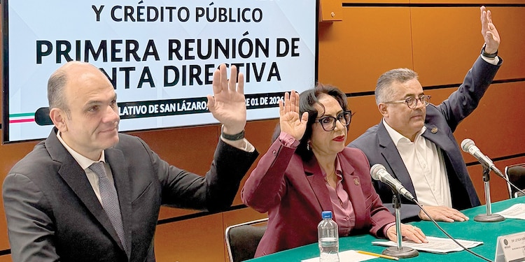 Jericó Abramo (izq.), al participar en la primera reunión de la Comisión de Hacienda y Crédito Público, el pasado 1 de septiembre, sobre temas fiscales y de seguros, en la Cámara de Diputados.