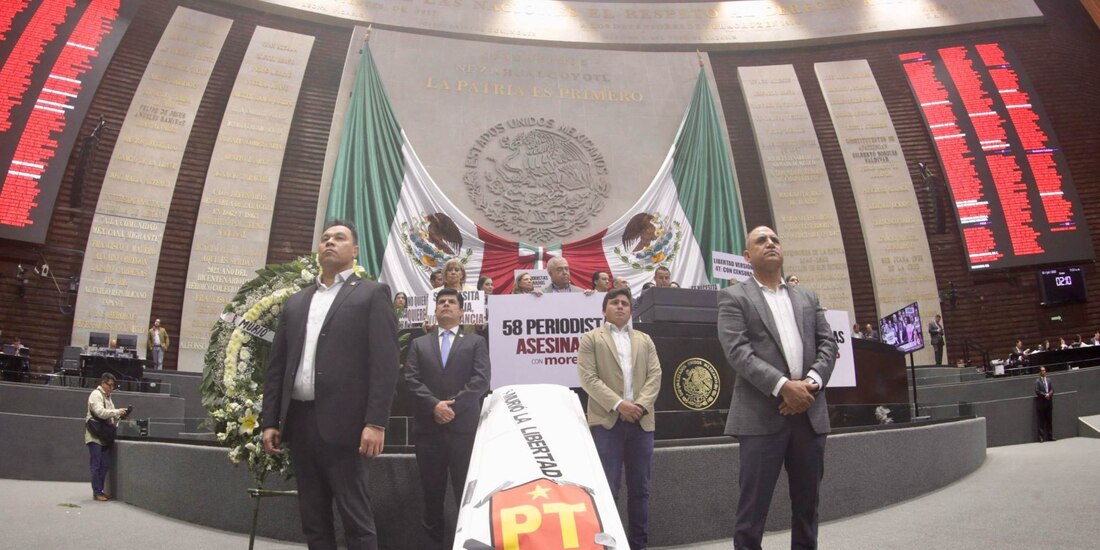 Diputadas y diputados del PRI llevaron un ataúd blanco con los logos de los partidos Morena y Partido del Trabajo, además de la leyenda “murió la libertad”, al pleno de la Cámara de Diputados en donde se discutía la Ley de Telecomunicaciones