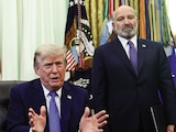 El presidente de EU, ayer, con el subjefe de gabinete y el secretario de Comercio.