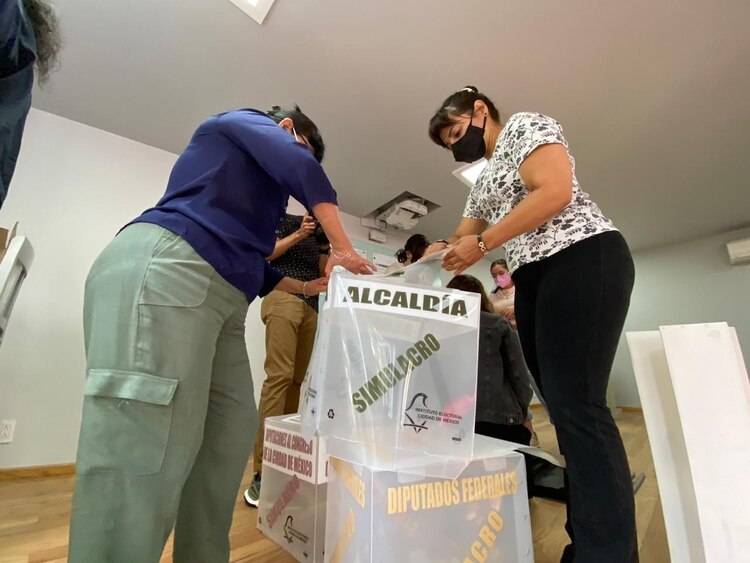 Funcionarios de casilla del INE durante una capacitación.