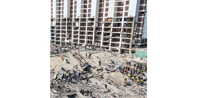 RESCATISTAS y voluntarios buscan
sobrevivientes en La Guaira, ayer.