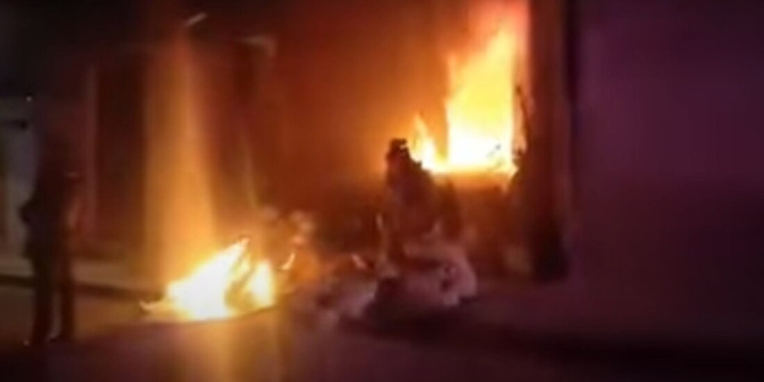 Hartos por los robos, pobladores queman casas de presuntos delincuentes.