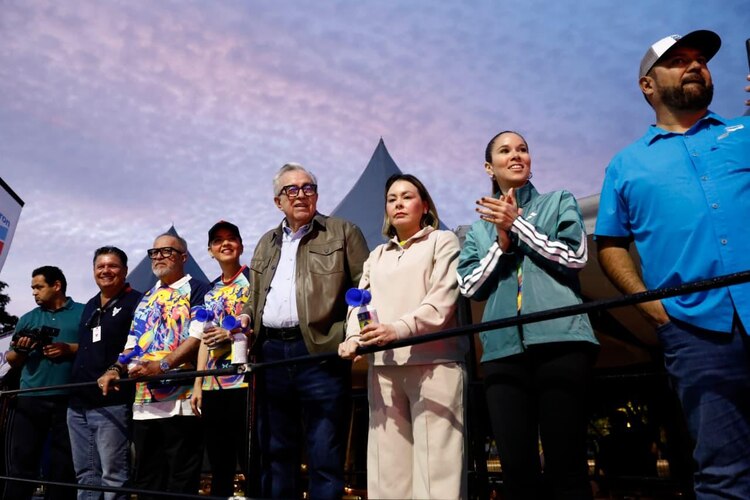 Rocha Moya destacó que es un orgullo para Mazatlán recibir a los miles de maratonistas que participaron en la fiesta deportiva.