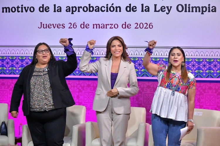 Olimpia Coral Melo y Olivia Salomón encabezan la develación del "cachito" que reconoce la lucha contra la violencia digital.