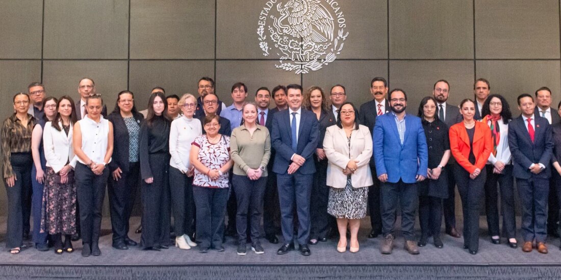 funcionarios de Segob y la FGR, ayer, durante la instalación del comité.