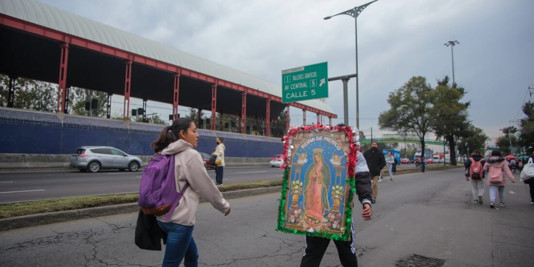 Miles abarrotan avenida Zaragoza en su camino a la Basílica