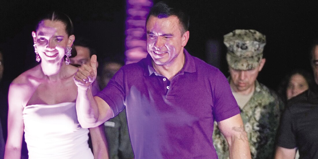 El presidente reelecto, Daniel Noboa, acompañado por su esposa Lavinia Valbonesi, en su casa en Olón, Ecuador, ayer.