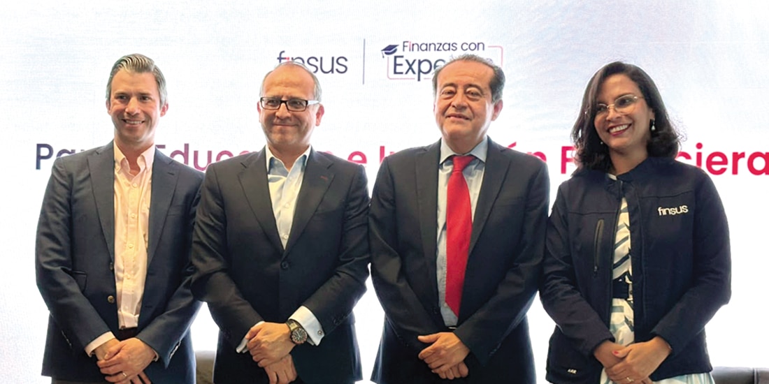 Directivos de Finsus y funcionarios, en conferencia, ayer.