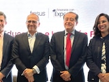 Directivos de Finsus y funcionarios, en conferencia, ayer.