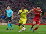 Pervis Estupiñán, del Villarreal, y Luis Díaz, del Liverpool, disputan el esférico durante el juego entre ambos clubes en Anfield.