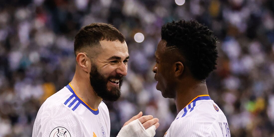 Karim Benzema y Vinícius Jr festejan un gol con el Real Madrid, club más ganador de la Champions League.
