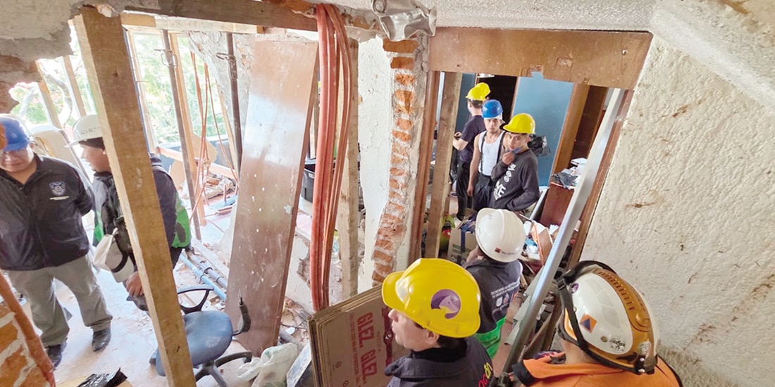 Myriam Urzúa y Giovani Gutiérrez, ayer, al ingresar al edificio dañado.