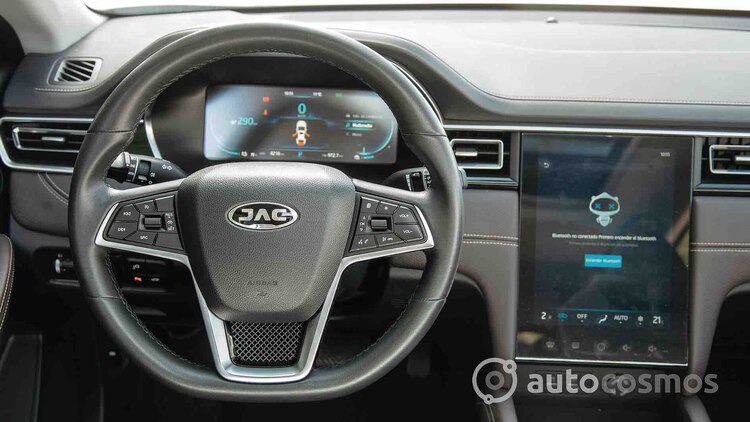 El volante está forrado en piel sintética.