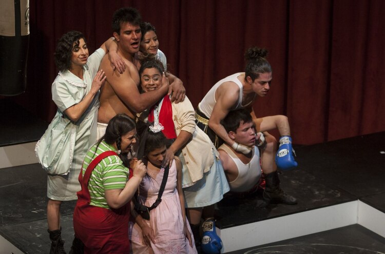 Personas privadas de su libertad, en algunas funciones.