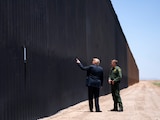 El presidente de Estados Unidos, Donald Trump con Rodney Scott, el jefe de la Patrulla Fronteriza, mientras recorre el muro fronterizo en Arizona, el 23 de junio de 2020.