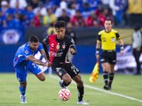 Juan Escobar de Cruz Azul y Jonathan Herrera de Atlas durante el partido Atlas vs Cruz Azul, correspondiente a la Supercopa de la Liga BBVA MX (Campeon de Campeones), en el Estadio Dignity Health Sports Park, el 26 de junio de 2022.