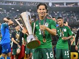 Diego Lainez celebra el título de la Copa Oro con la Selección Mexicana