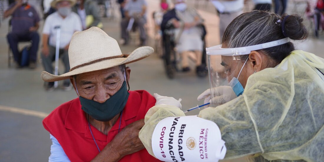 Adultos mayores reciben la vacuna contra el COVID-19 de la farmacéutica AstraZeneca