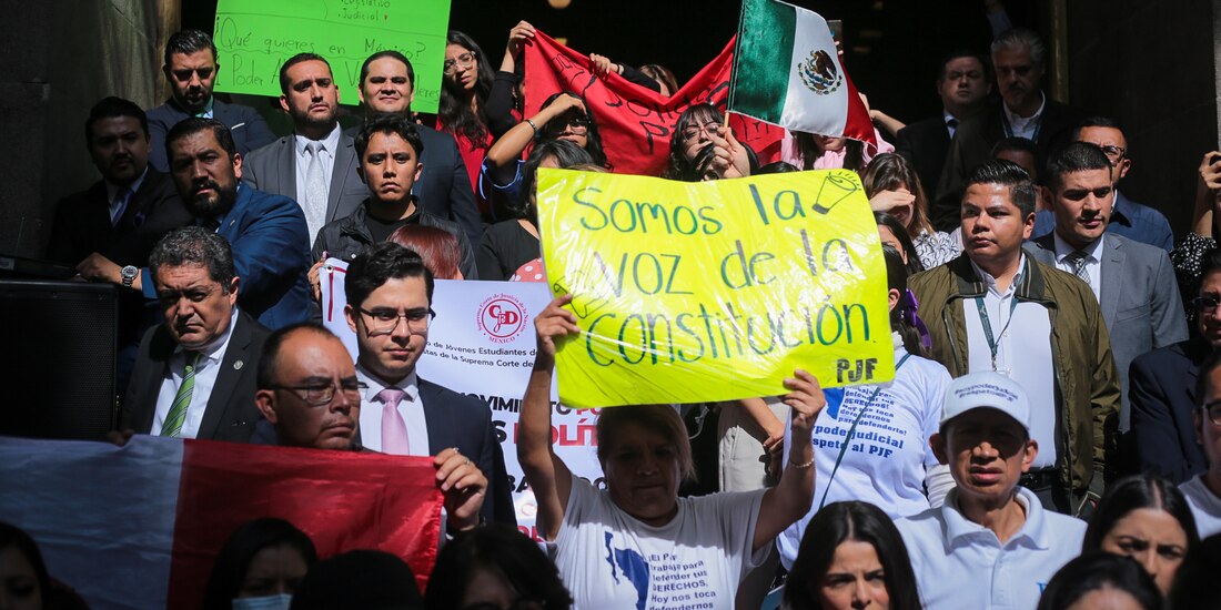 Empleados del PJF protestaron afuera de la Suprema Corte de Justicia, ayer.