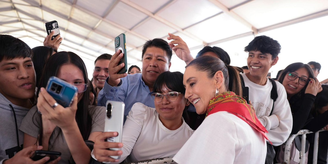 Estudiantes celebran la apertura del nuevo plantel que fortalece el acceso a la educación superior en el Estado de México.