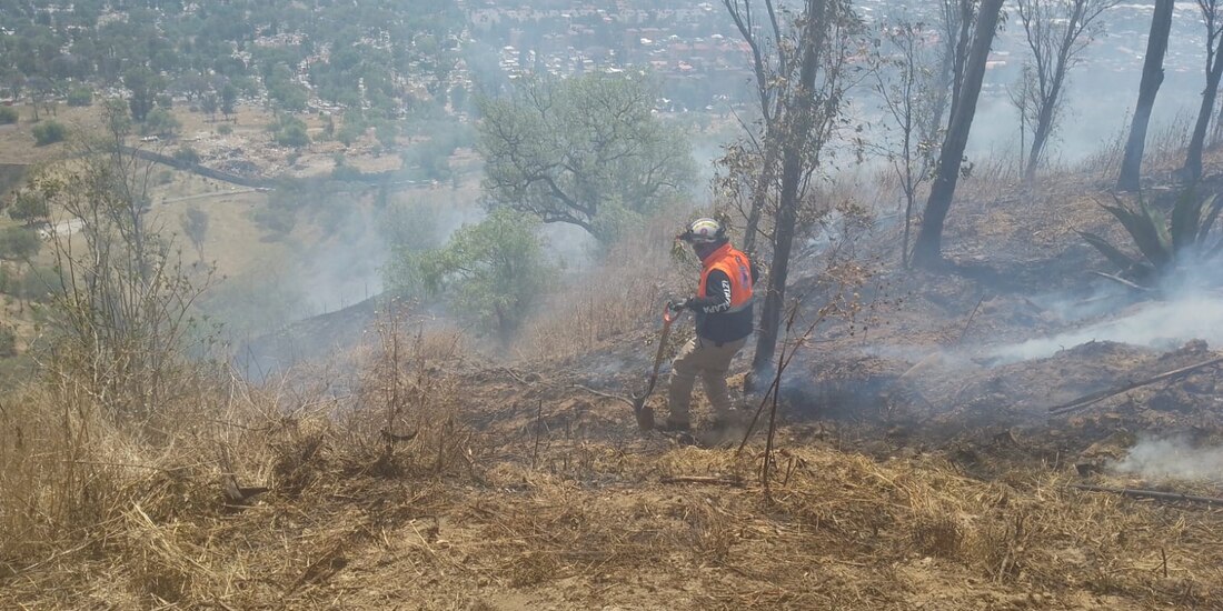 Bomberos de CDMX apagan incendio en el Cerro de la Estrella.