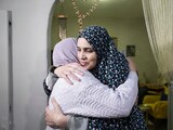Marah Bakir (derecha), una expresa palestina liberada por las autoridades israelíes, es recibida por sus parientes en la vivienda familiar en el vecindario de Beit Hanina, en Jerusalén Este, el 24 de noviembre de 2023.
