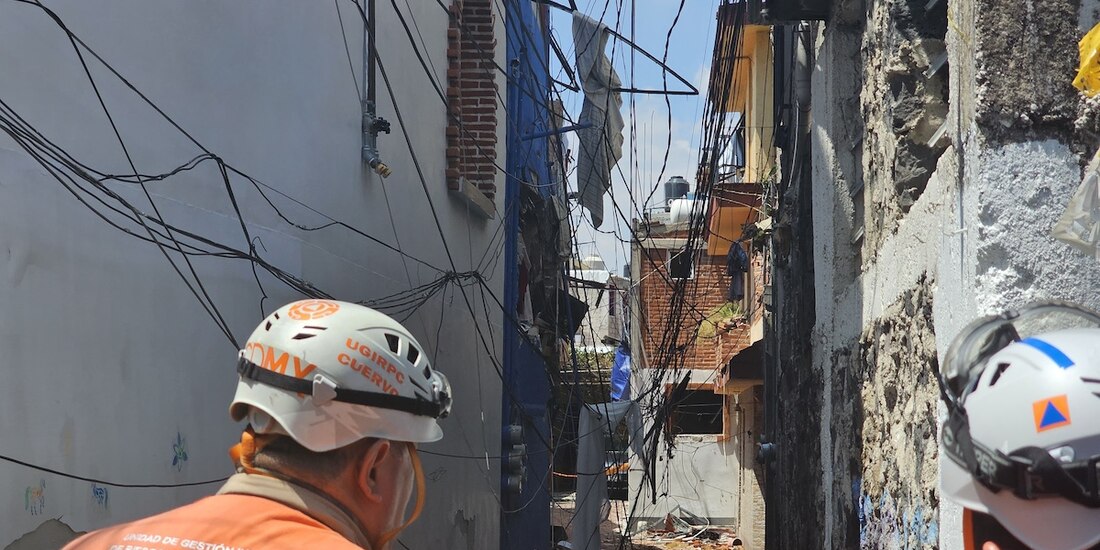 Personal de PC Coyoacán, ayer, observa los daños por la explosión.