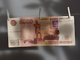 Reportan depreciación del rublo ruso frente al dólar.