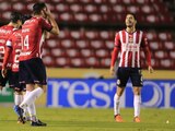 Futbolistas rojiblancos se lamentan, ayer, tras empate.