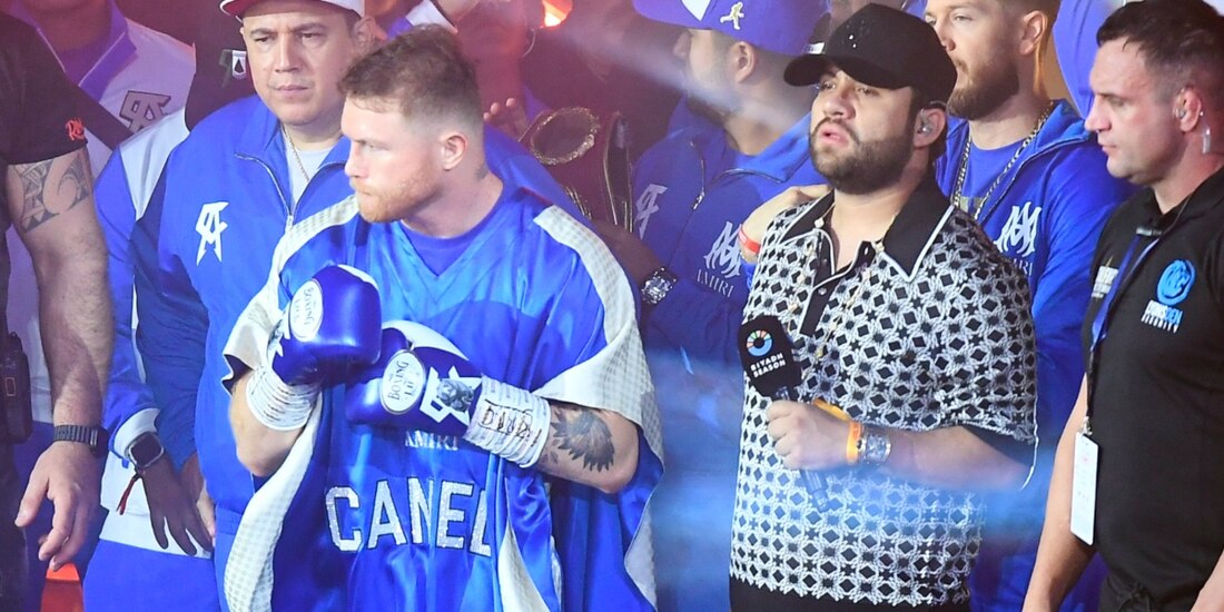 Canelo Álvarez y Luis R. Conriquez en la pelea del boxeador mexicano en Arabia Saudita