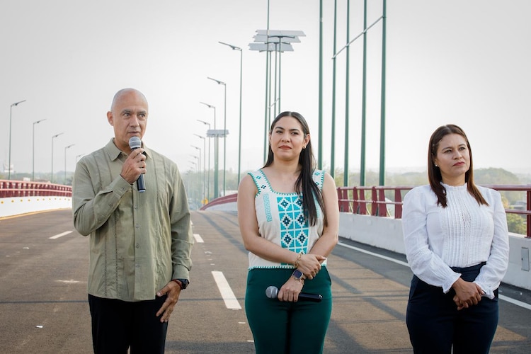 El titular de la SICT, Jesús Esteva Medina, y la gobernadora de Colima, Indira Vizcaíno, cortan el listón inaugural del Paso Superior Ferroviario.