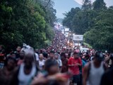 Continúa el avance de la caravana de migrantes, en su mayoría centroamericanos, que partió hace unos días de Tapachula. Se estima que los caminantes arriben el día de hoy al municipio de Escuintla