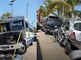 Camión de la ruta Base-Caleta impacta 7 vehículos en Acapulco