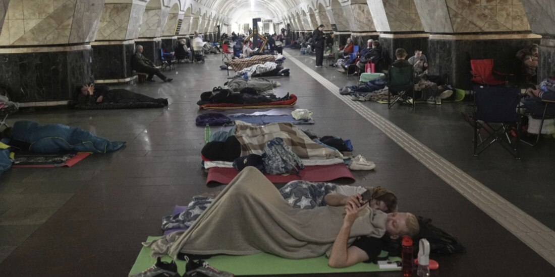 Personas descansan en una estación de metro, utilizada como refugio, ayer.