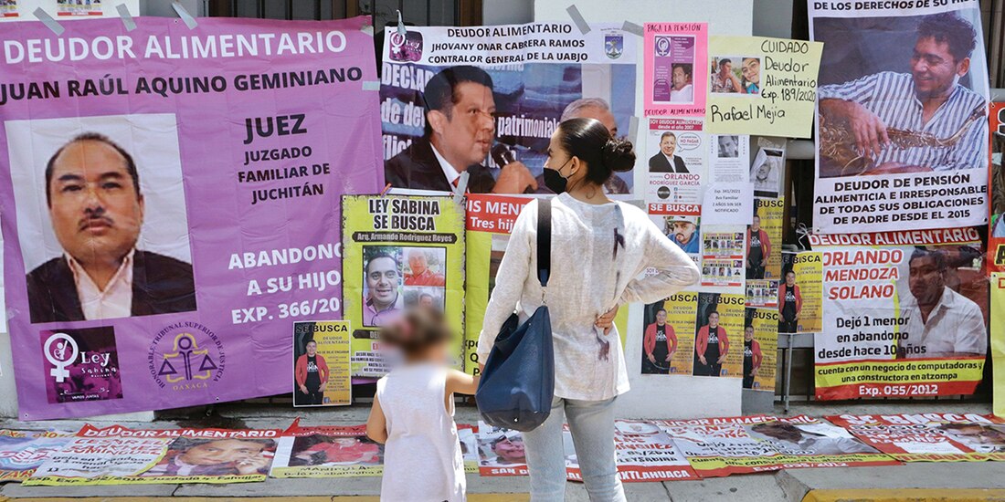 Tendedero de deudores alimentarios instalado en Oaxaca el 12 de mayo de 2023.