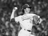 El histórico pitcher en un partido con los Dodgers
