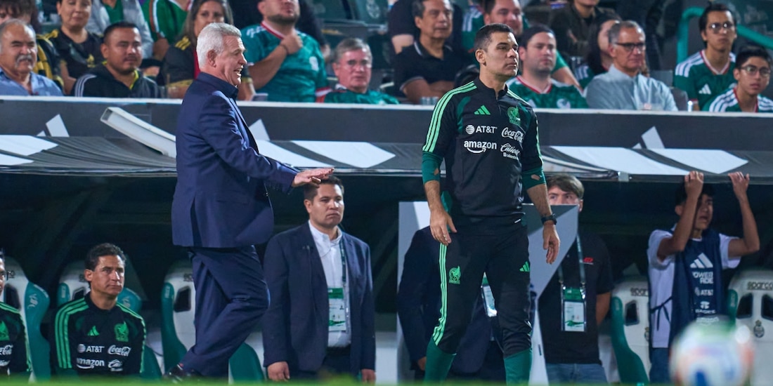 Javier Aguirre da indicaciones en el juego entre México y Uruguay, en Torreón