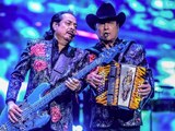 Los Tigres del Norte se enteran de la muerte de su mamá en pleno concierto