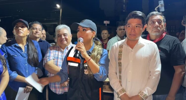 Sobre las necesidades de la población, Evelyn Salgado Pineda escuchó cada una de las peticiones de los ciudadanos.