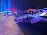 Avioneta se estrelló contra un vehículo al aterrizar de emergencia en la autopista I-95 de Florida.