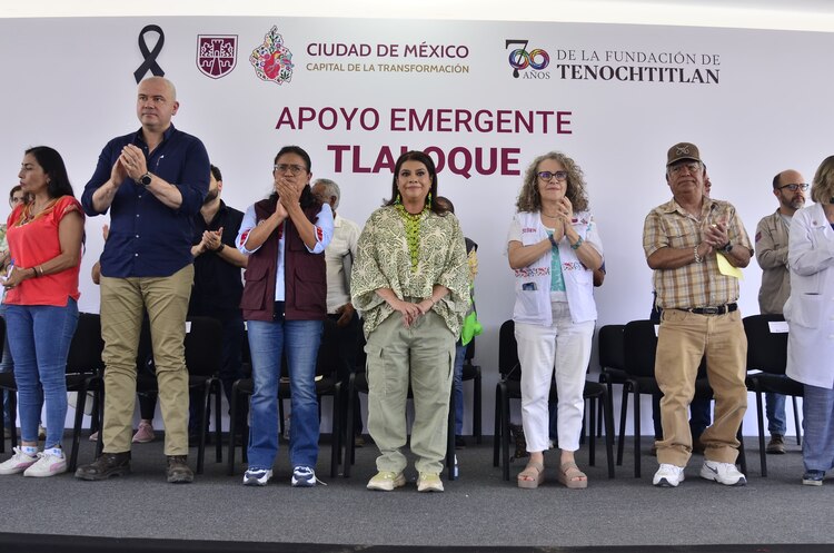 Al centro, la Jefa de Gobierno, Clara Brugada, en Iztapalapa.