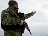 Un miembro del Servicio de Guardia de Fronteras del Estado de Ucrania patrulla el área cerca de la frontera con Rusia en la región de Chernihiv, Ucrania.