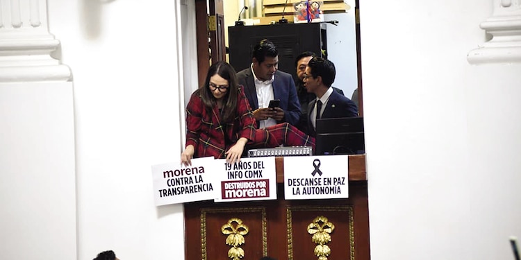 La priista Tania Larios en el sitio del sistema de audio.